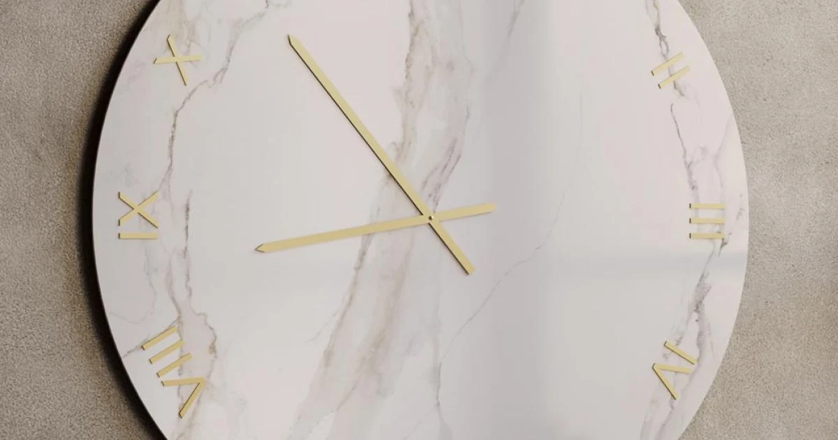 Orologio da Parete in Vetro Effetto Marmo Calacatta con Lancette in Ottone - Axis