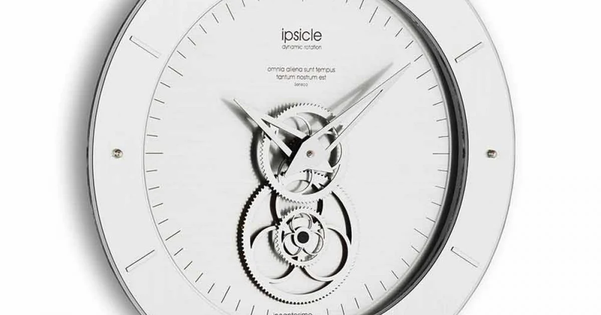 Orologio di design Step da muro, disponibile nei colori metal, sbiancato o wengè