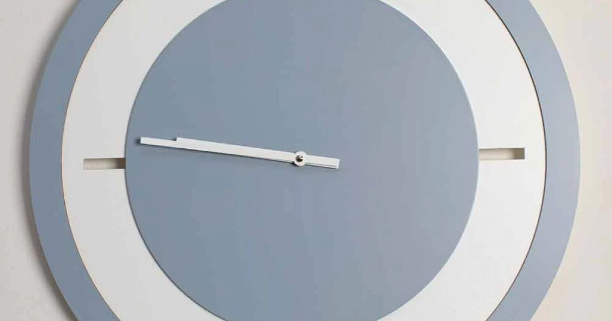 Orologio Grande a Parete di Design Classico Tondo in Legno Bianco e Avio - Beppe