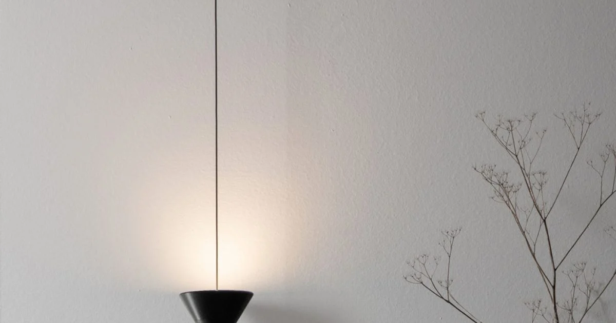 Piantana a Filo in Alluminio Nero e Cono Grande Design Minimale - Mercado