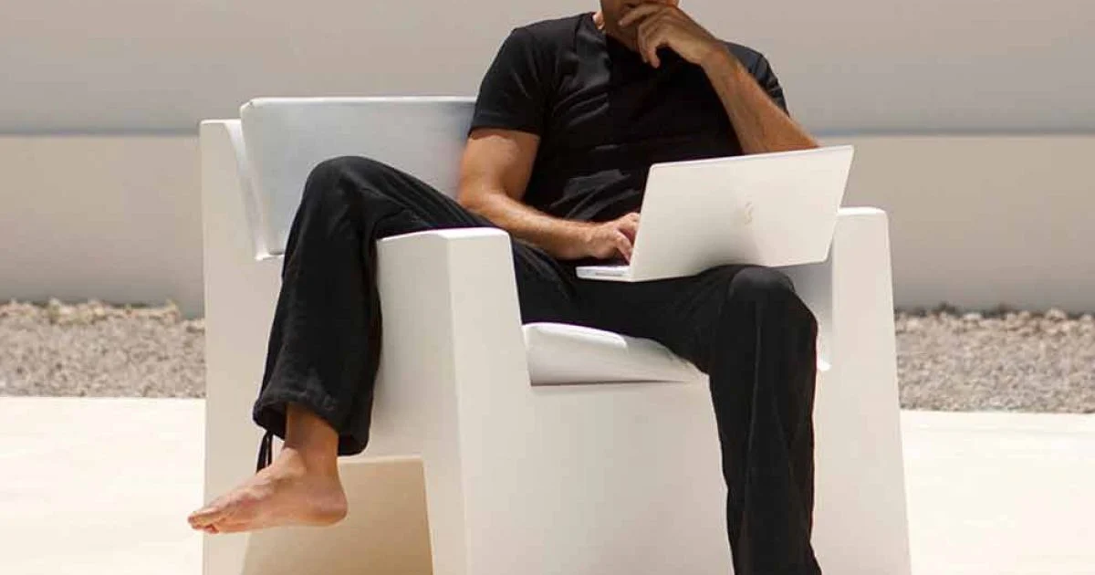 Poltrona da esterno di design Jut by Vondom, in resina di polietilene