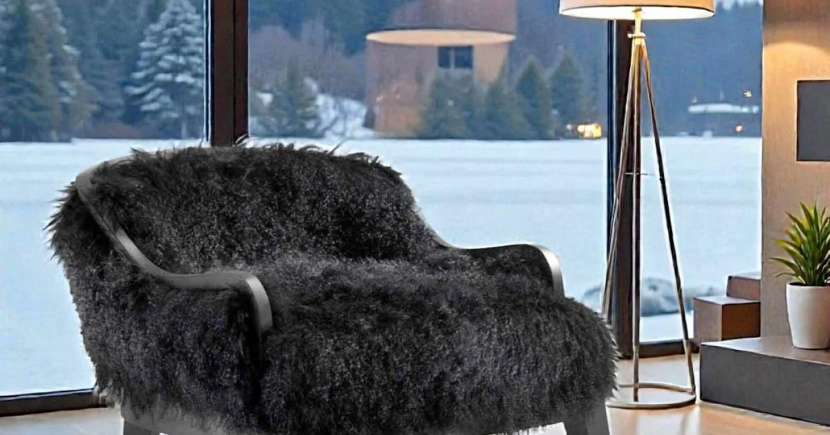 Poltrona da salotto bassa in pelle e pelo nero, made in Italy, Eli
