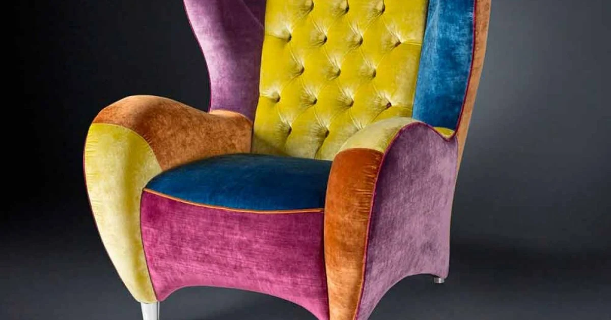Poltrona in velluto lavorato capitonnè e bordo cannettato Schinke