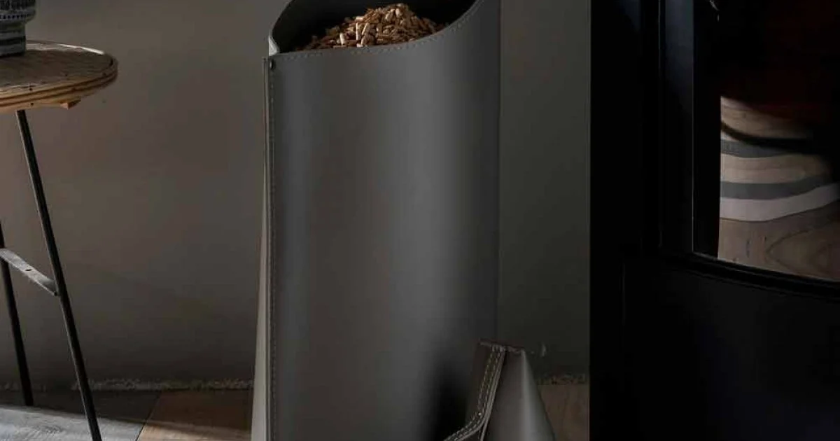 Porta pellet con sessola da interno in cuoio nero di design Sapir