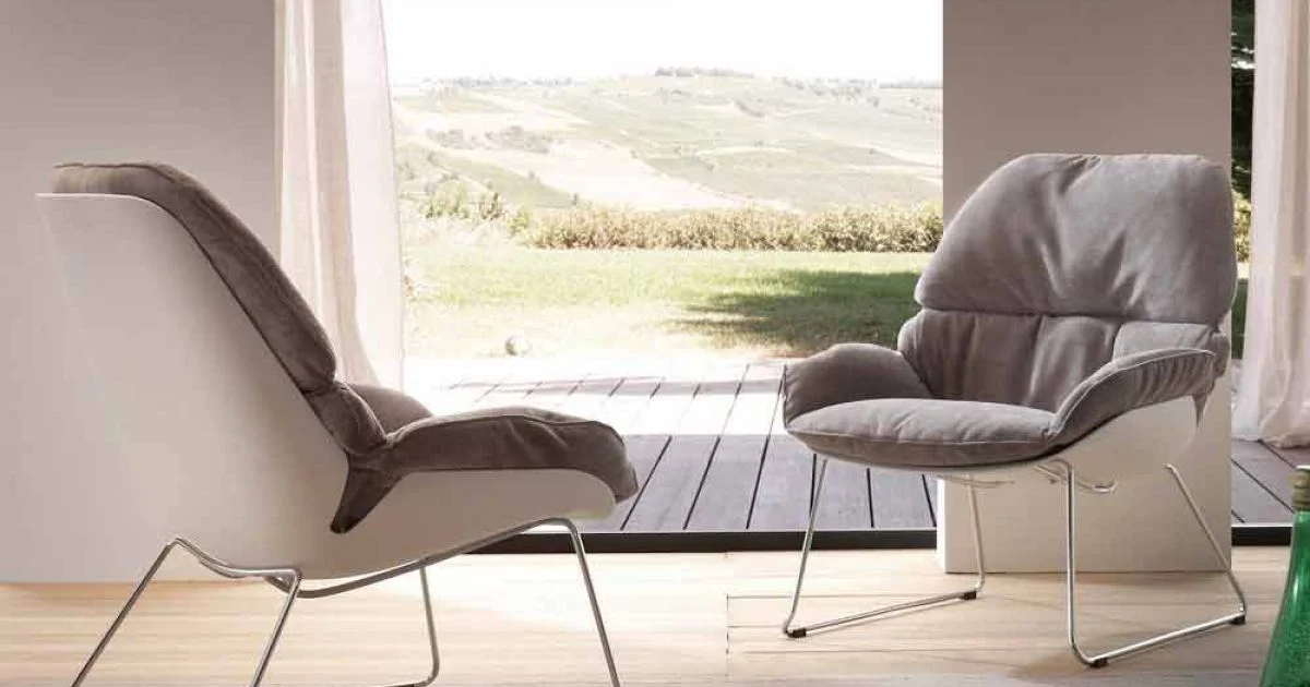 Poltrona in polipropilene bianco e cuscino soft grigio Betulla