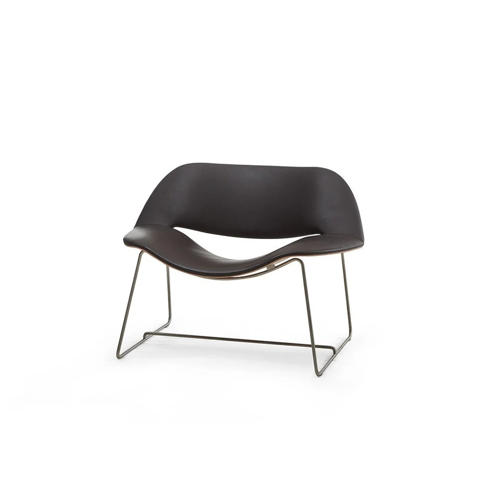 Dema poltrona Lips struttura acciaio inox seduta in legno curvato rivestita in pelle