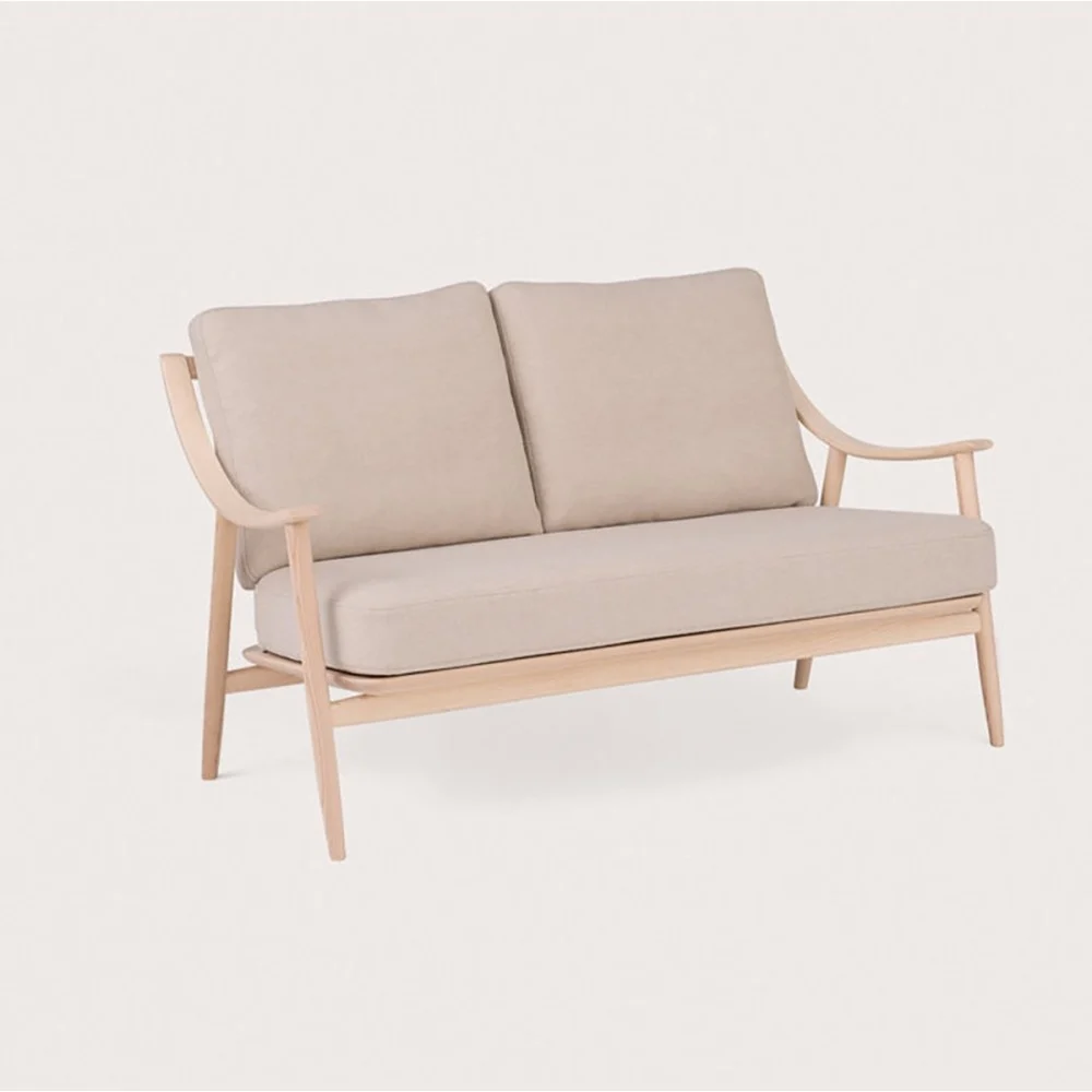 Divano a due posti Marino Sofa di Ercol realizzato in legno massello e rivestito in tessuto