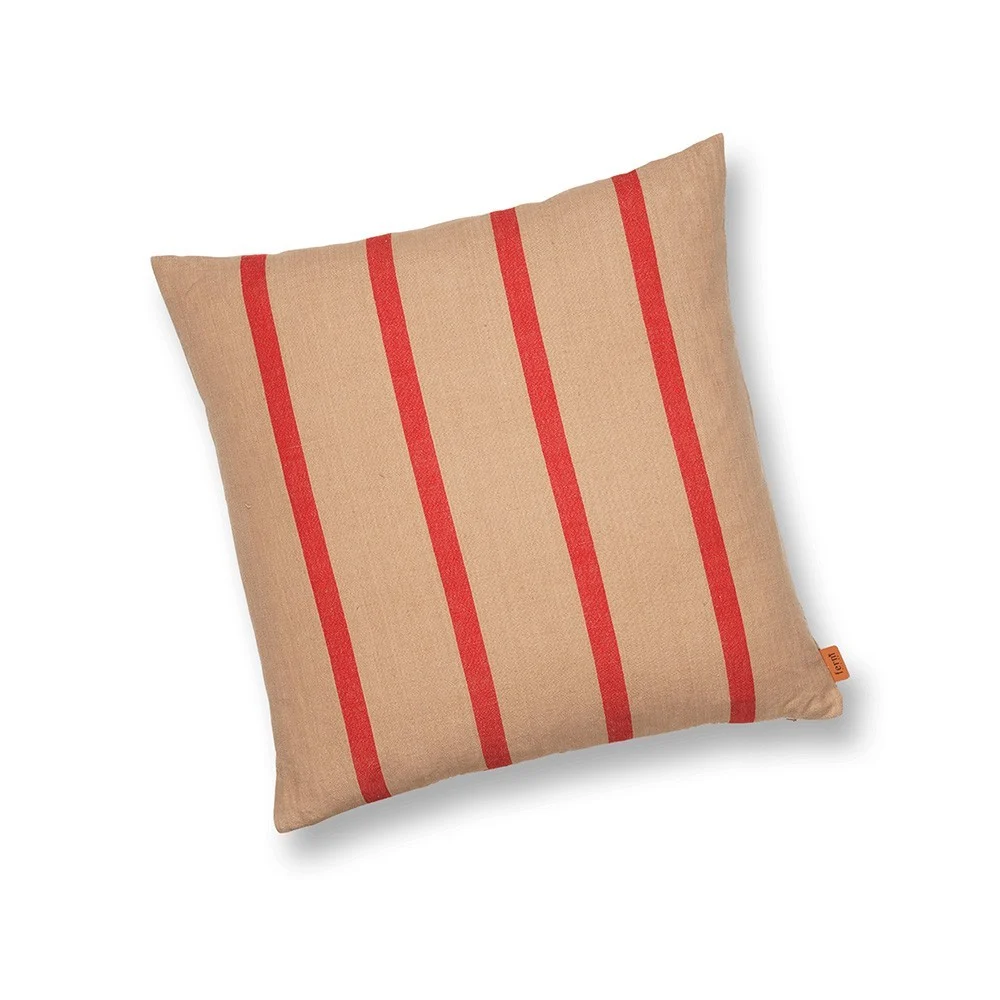 Grande cammello e cuscino rosso