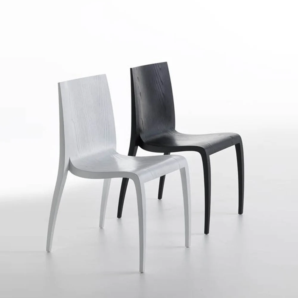 Horm Ki sedia di design in legno massello impilabile realizzata in Italia