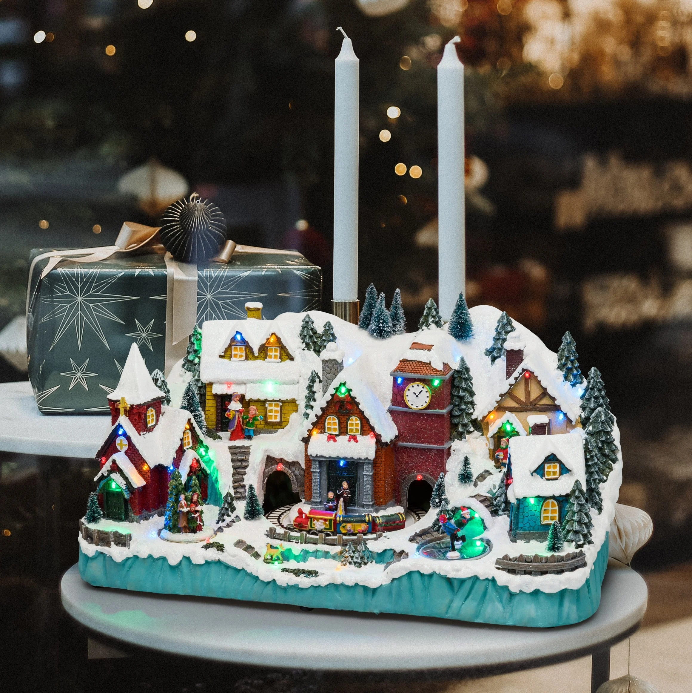 Lotti Villaggio Natale Innevato H 28 Cm D 52 Cm Pattinatori ed Albero Rotanti Multicolor