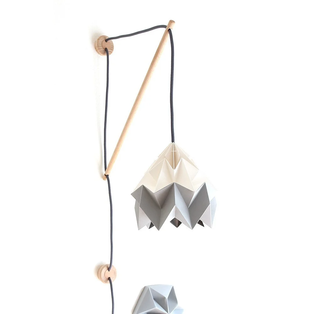 Klimoppe lampada da parete con sospensione Moth bianca e grigia