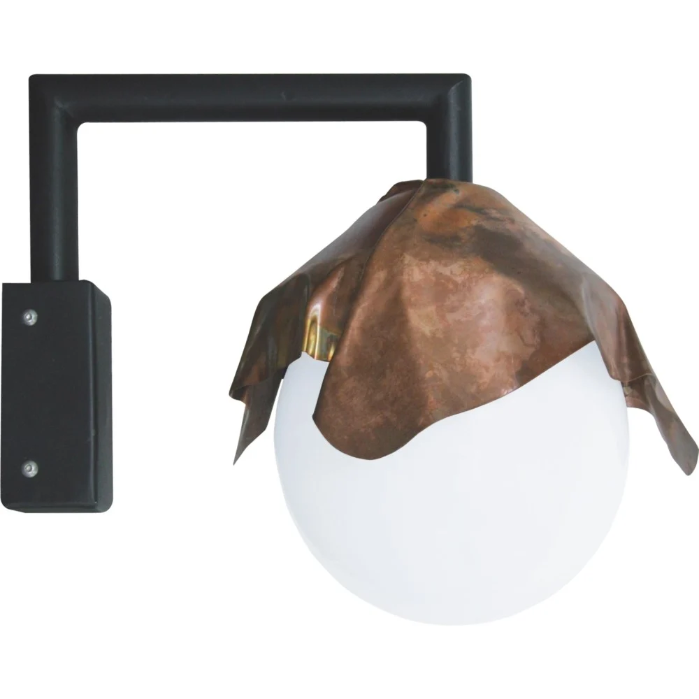 Lampada a Muro Magic in acciaio zincato a caldo e rame con sfera in policarbonato opale