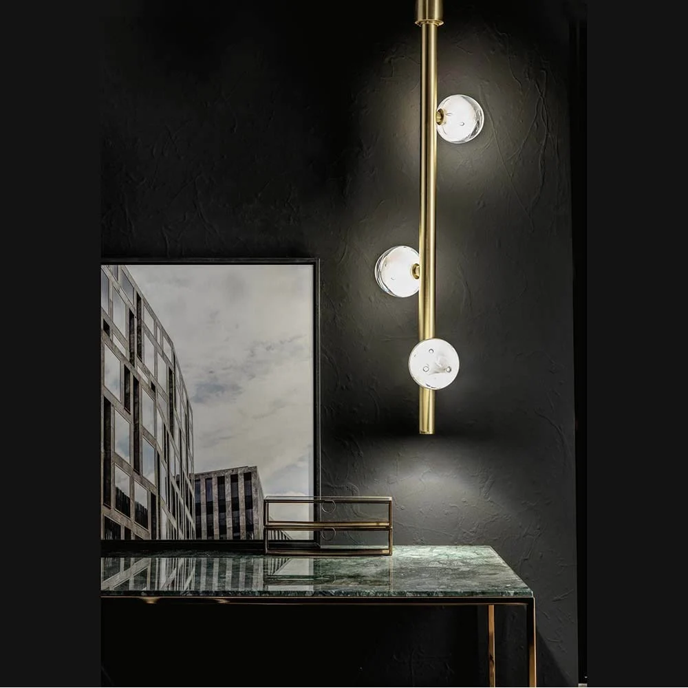 Lampada a soffitto Diva di Esperia realizzata in ottone con diffusori in vetro