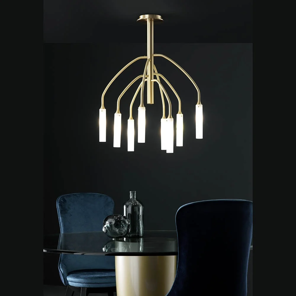 Lampada a soffitto Willow di Eperia con 8 luci a forma di candelabro realizzato interamente in ottone
