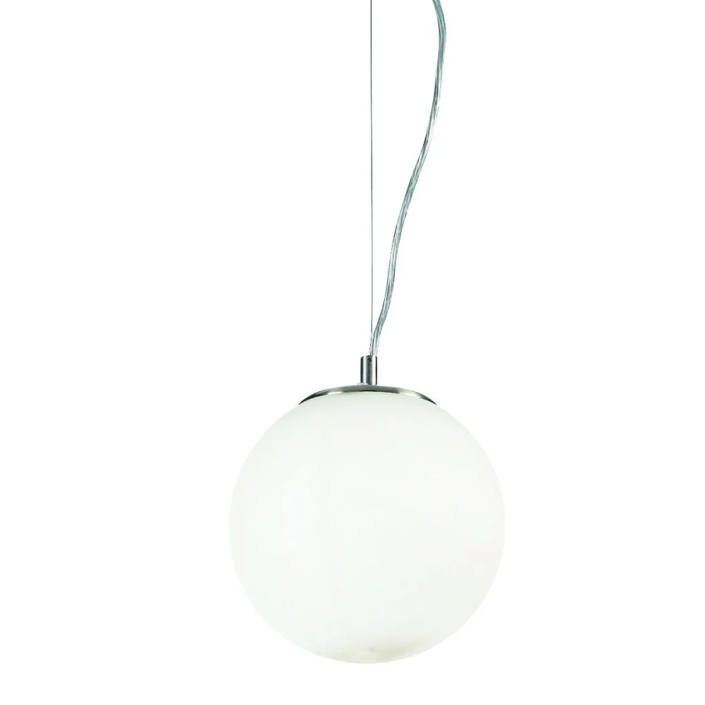 Lampada a sospensione Mapa Bianco con struttura in metallo cromato e diffusore in vetro soffiato disponibile in tre misure