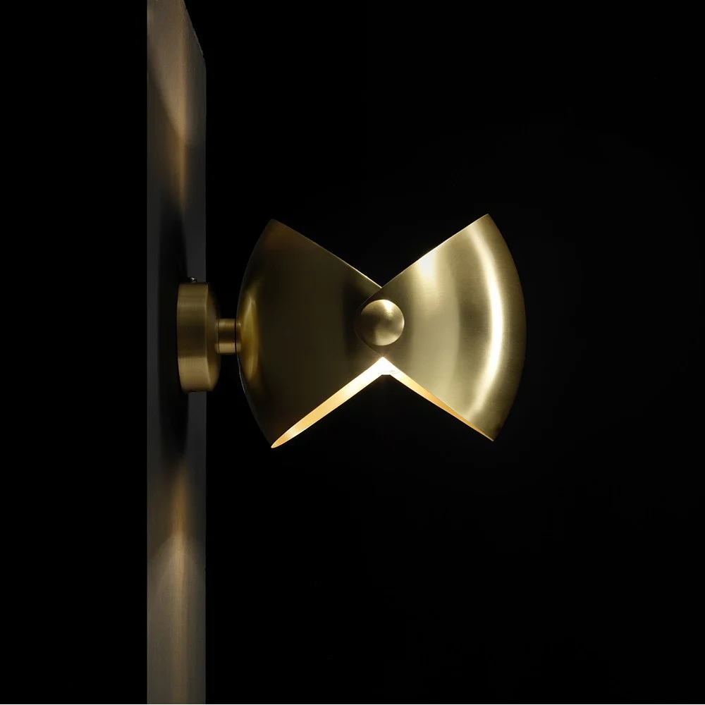 Lampada da parete Eirene di Esperia realizzata in ottone con diffusore basculante