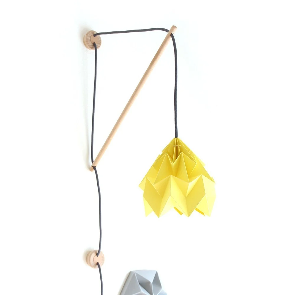 Lampada da parete Klimoppe con sospensione Moth gialla