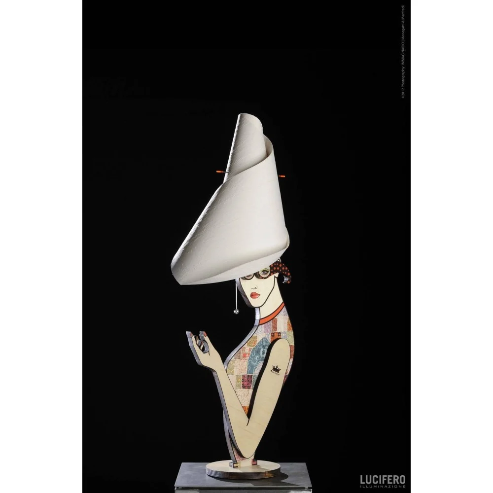 Lampada da tavolo BELLA di Lucifero Illuminazione realizzata in legno di betulla con lampada a basso consumo energetico compresa