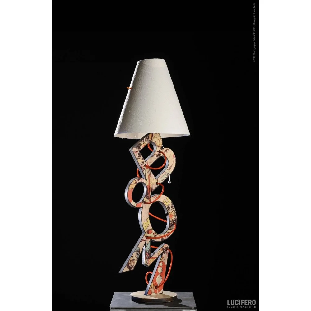 Lampada da tavolo BOOM di Lucifero Illuminazione realizzata in legno di betulla tagliato a laser