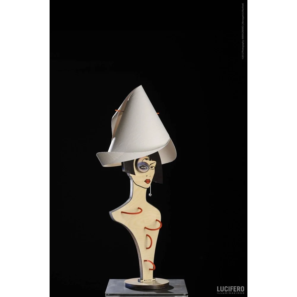 Lampada da tavolo DANIA di Lucifero Illuminazione realizzata in multistrato di betulla e compresa di lampada a led