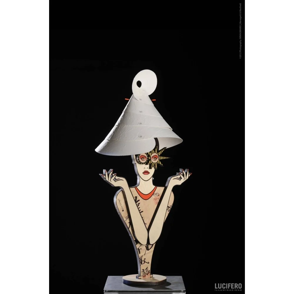Lampada da tavolo GIOIA di Lucifero Illuminazione realizzata in legno di betulla compresa di lampada a led