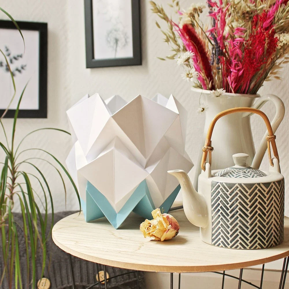 Lampada da tavolo Hikari bianca e carta celeste