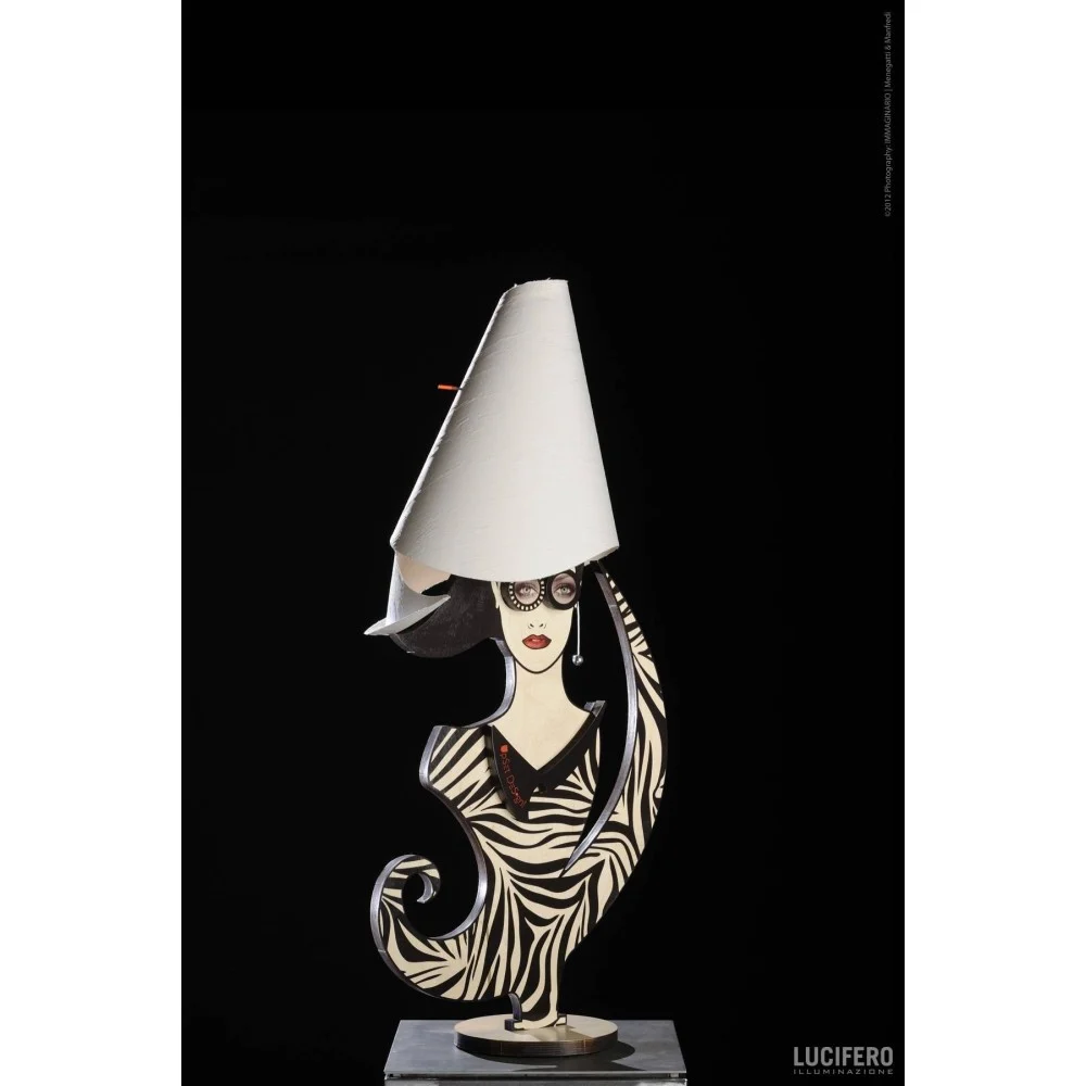 Lampada da tavolo KORA di Lucifero Illuminazione con struttura in legno di betulla e lampada a led compresa