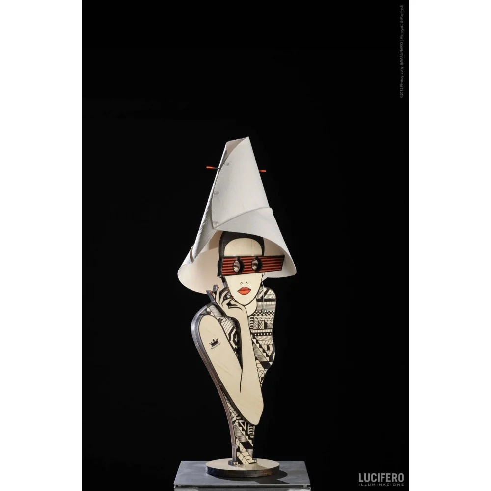 Lampada da tavolo LOLA di Lucifero Illuminazione con struttura in legno di betulla e lampada a led inclusa
