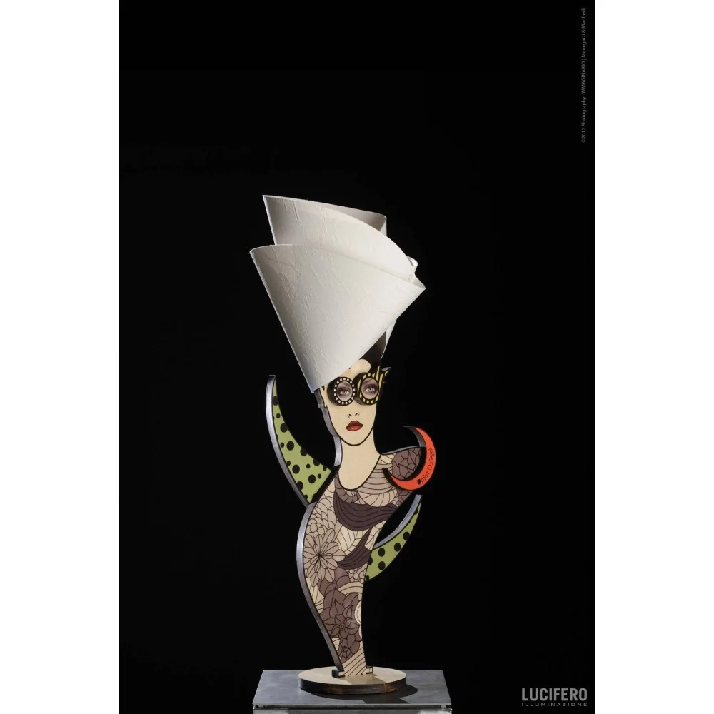Lampada da Tavolo PALOMA di Lucifero Illuminazione realizzata in legno di betulla e impreziosita dal paralume in Ponge