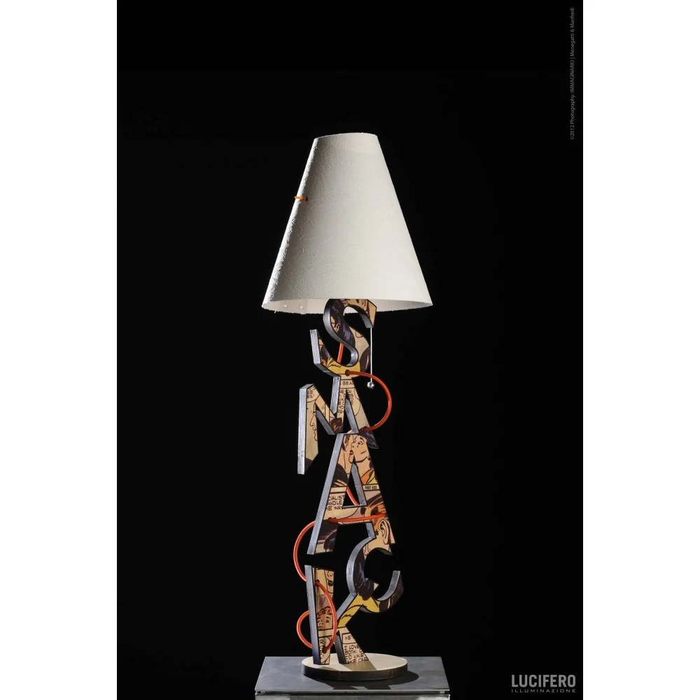 Lampada da tavolo SMACK di Lucifero Illuminazione con struttura realizzata in betulle e paralume conico