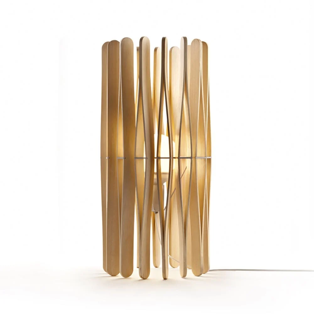 Lampada da tavolo Stick di Fabbian realizzata con diffusore in legno Ayous
