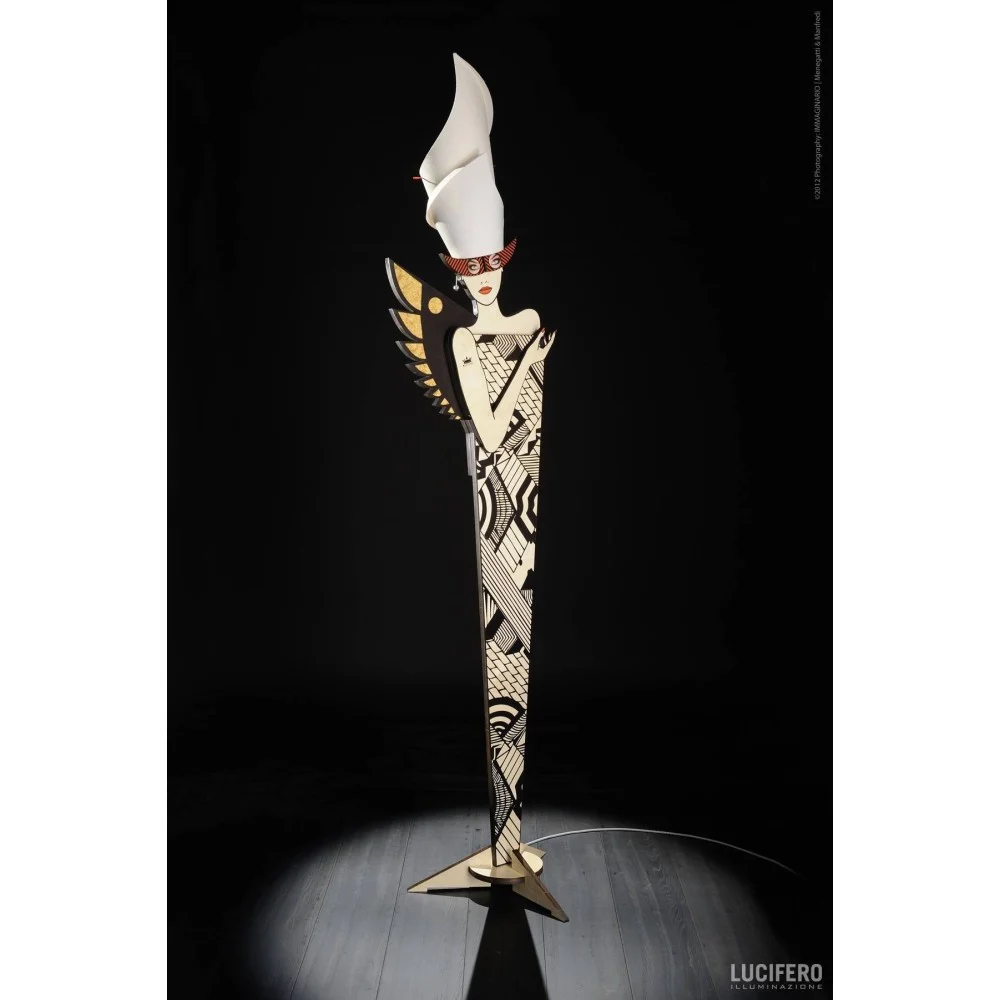 Lampada da terra AZHUE di Lucifero Illuminazione realizzata in legno di betulla con lampada a led inclusa