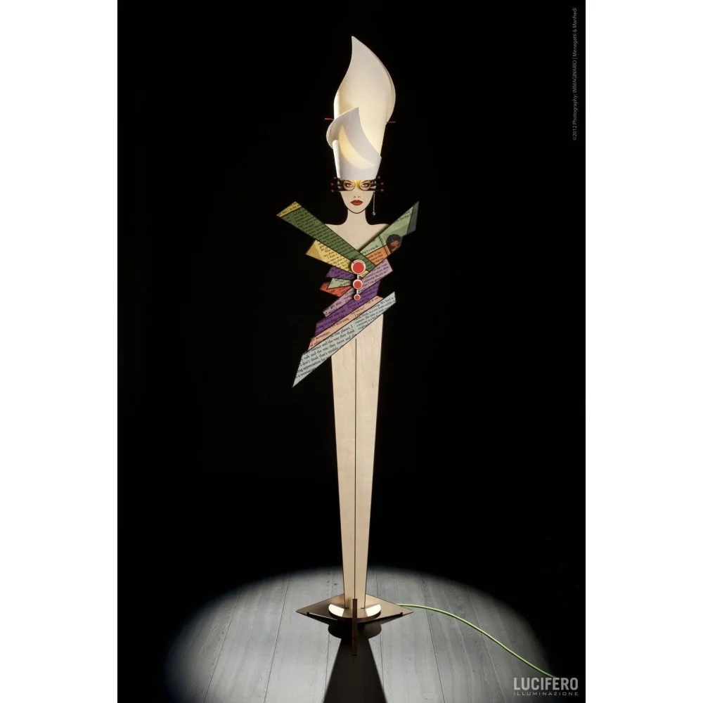 Lampada da terra BRENDA di Lucifero Illuminazione realizzata in legno di betulla con lampada a led inclusa