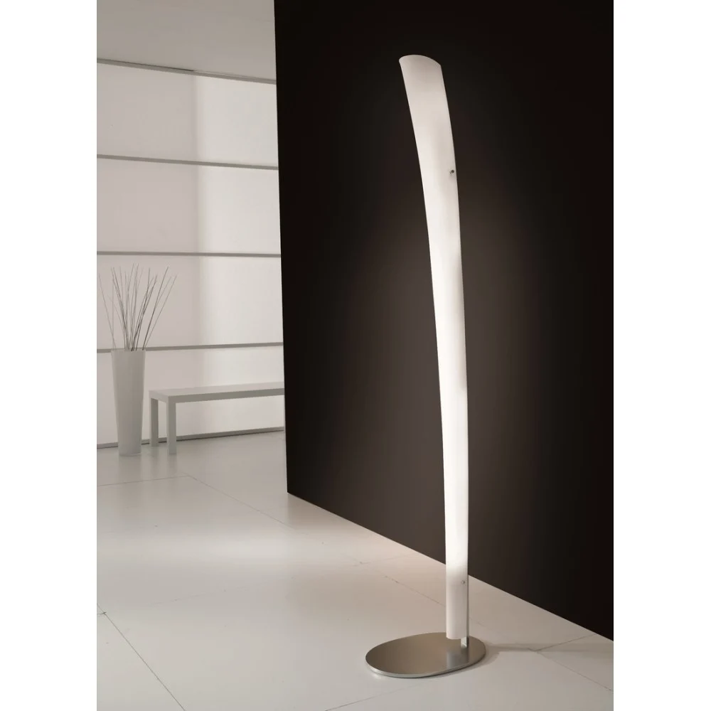 Lampada da Terra Calla in acciaio inox con diffusore in vetro sagomato. Lampada a fluorescenza T5 da 80 watt