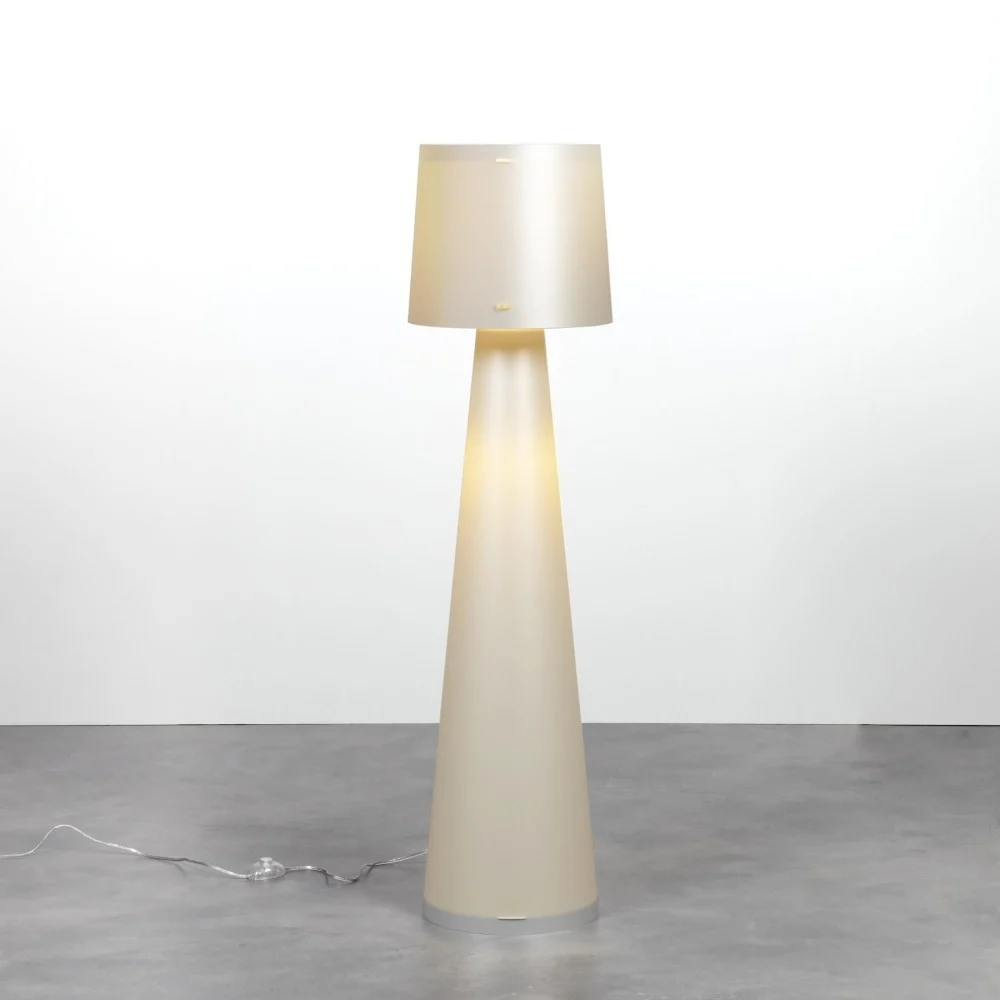 Lampada da terra Diva in polipropilene bianco perla. Particolari in metacrilato antiriflesso. Base in metallo verniciato bianco