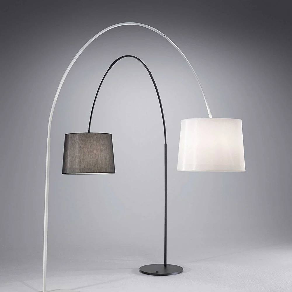 Lampada da Terra Dorsale in metallo cromato con paralume bianco o nero in pvc