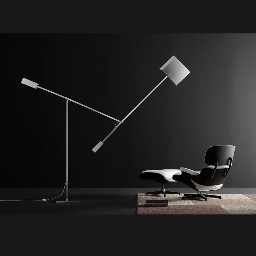 Lampada da terra Giraffa di Esperia realizzata in Italia completamente orientabile ed estensibile