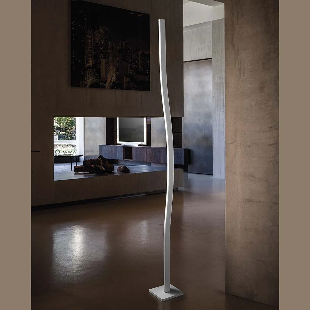Lampada da terra Loop di Braga illuminata con lampada a led