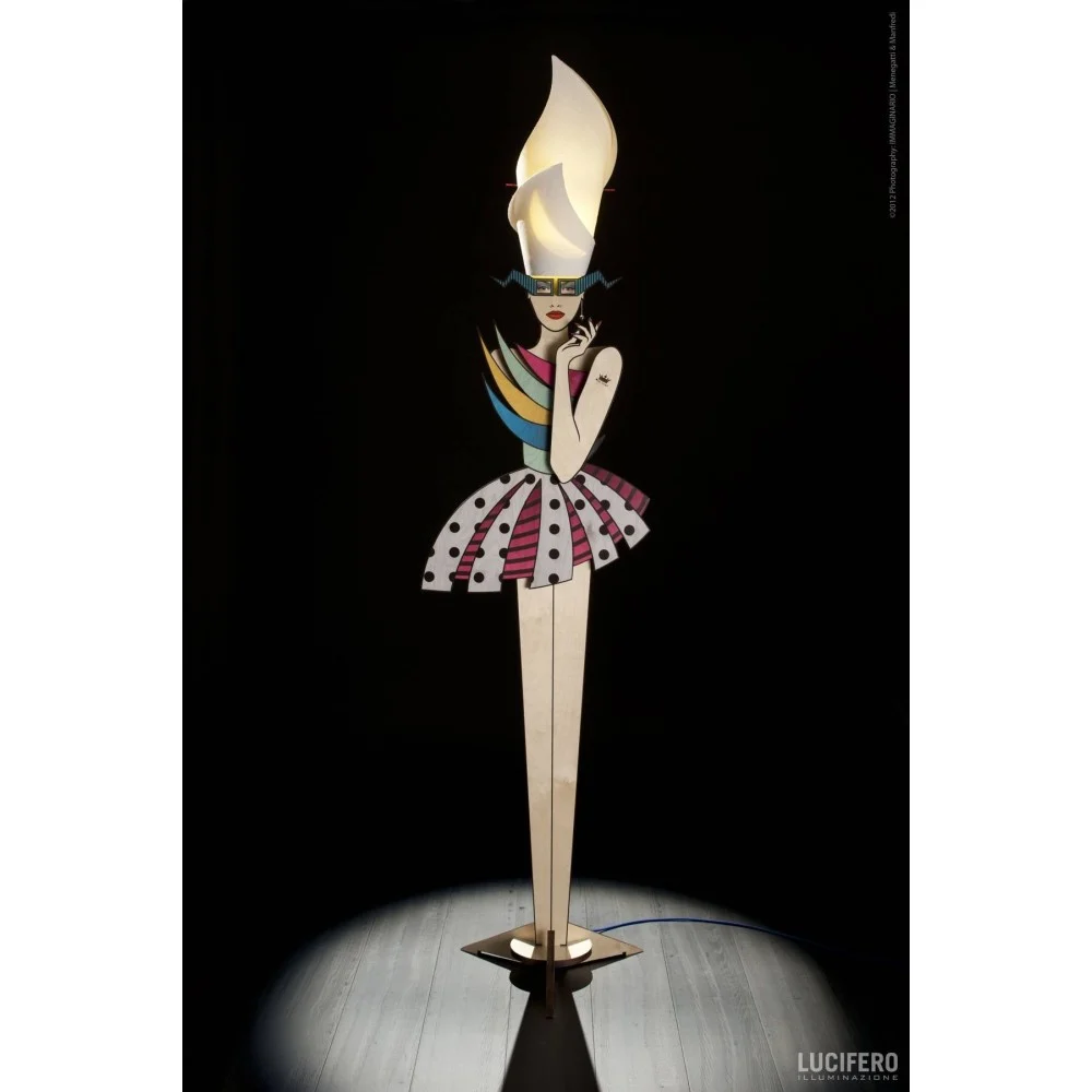 Lampada da terra LUCREZIA di Lucifero Illuminazione realizzata in legno di betulla e paralume rivestito in tessuto ponge