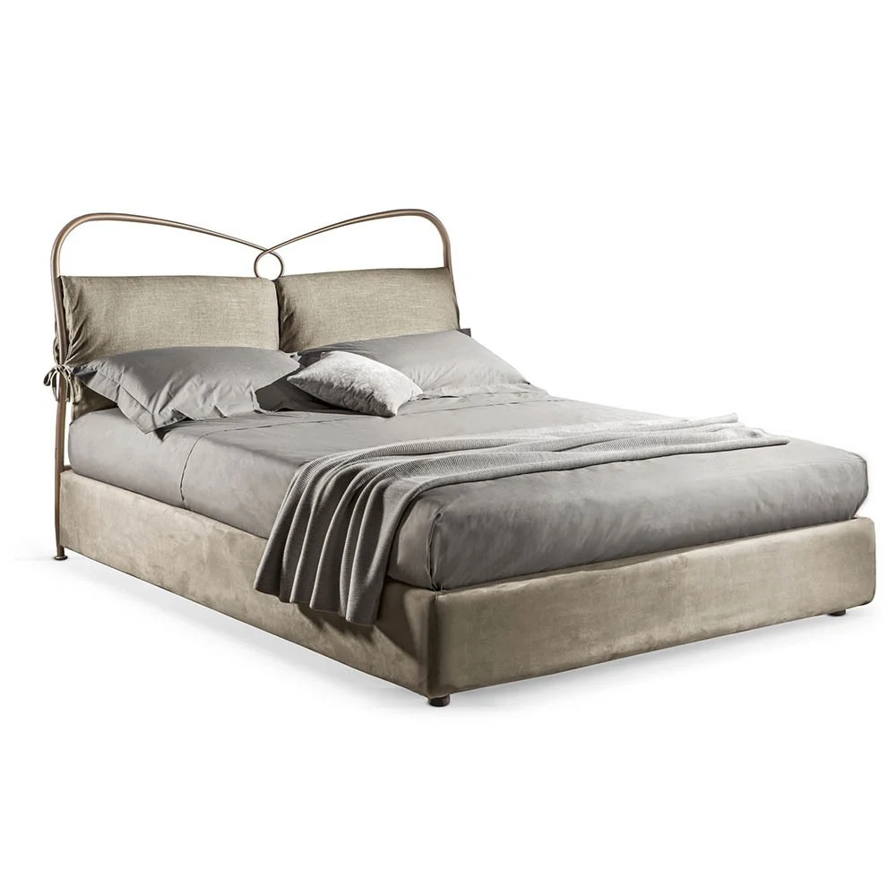 Letto matrimoniale St. Tropez di Cantori realizzato in acciaio conico. Struttura con contenitore