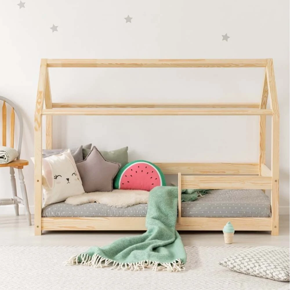 Letto singolo a forma di casetta realizzato in legno di pino