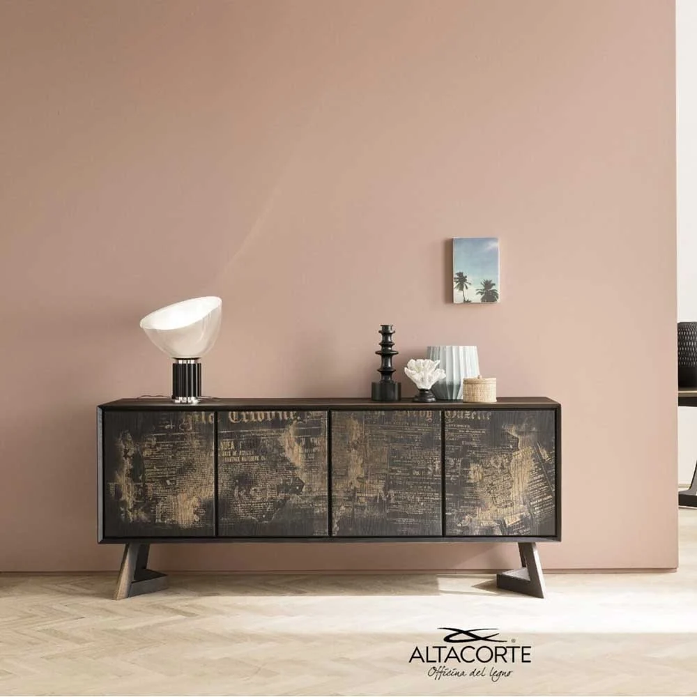 Madia Nook di Altacorte realizzata in legno di noce con 4 ante incisioni a laser