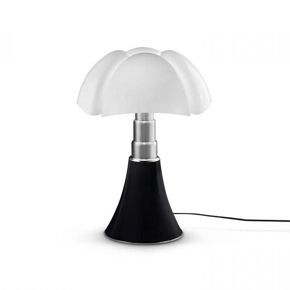Martinelli Luce Pipistrello 4.0 con luce dimmerabile tramite bluetooth disegnato da Gae Aulenti