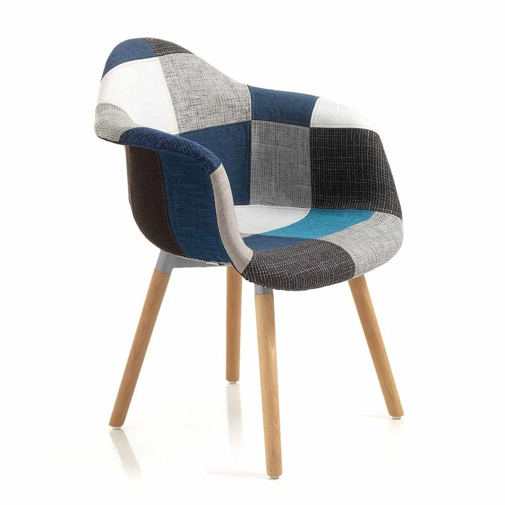 Poltrona patchwork Chess Blue di OresteLuchetta con struttura in legno e rivestimento in tessuto