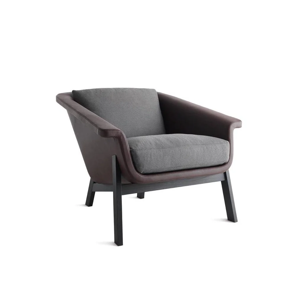 Poltrona Sienna di Horm realizzata in frassino massello nero rivestita in ecopelle e tessuto