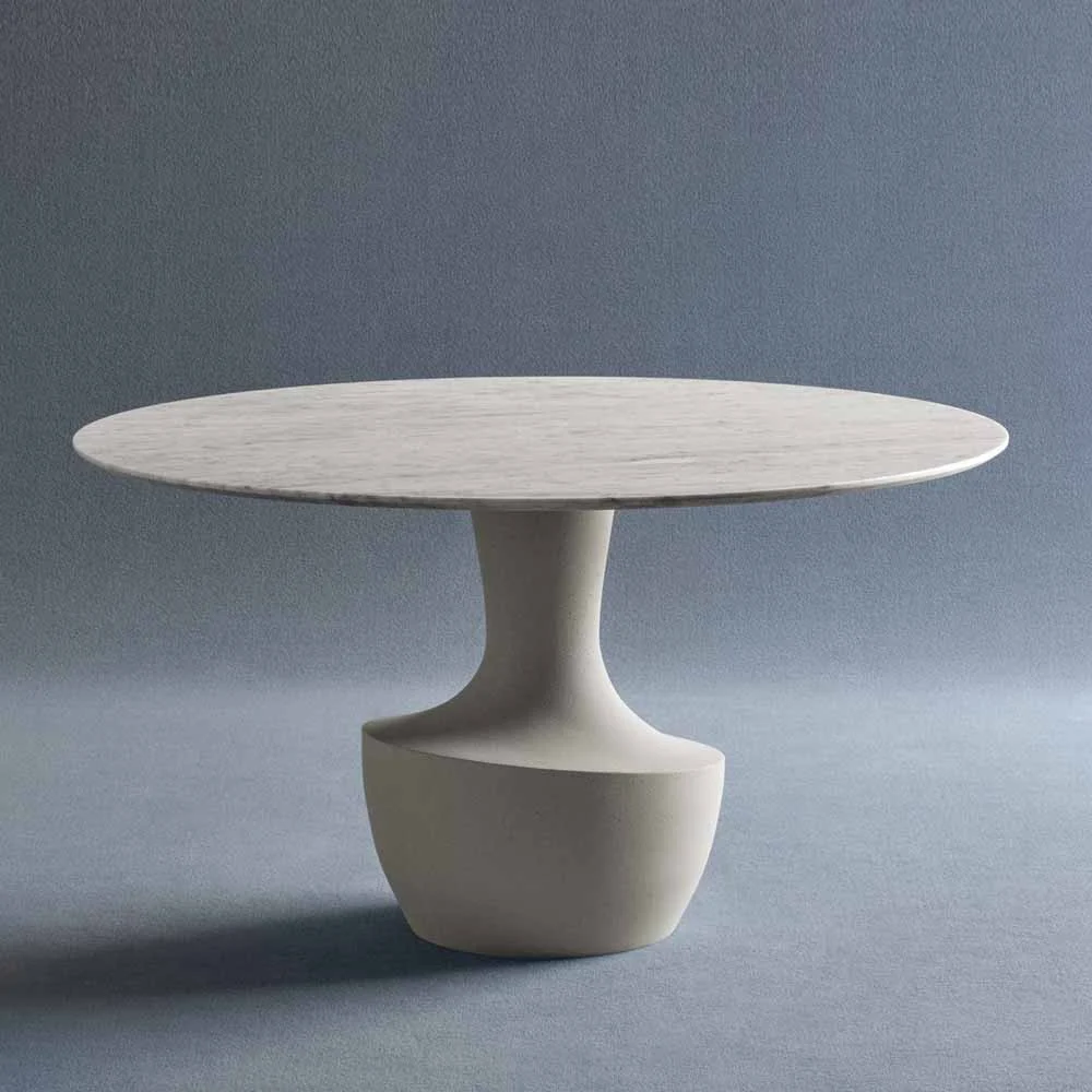 Potocco tavolo Anfora con base in Quarzo Resinato Grigio Chiaro e piano Marmo di Carrara in due diametri cm 140 e cm 160