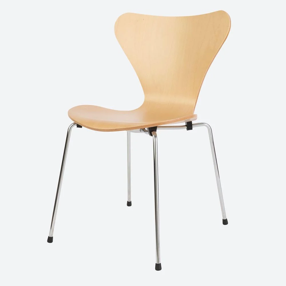 Riedizione Sedia Seven di Arne Jacobsen nelle versioni con braccioli e senza braccioli