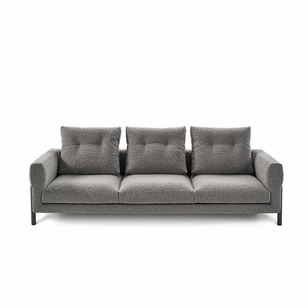 Sancal Momic divano a tre posti max con gambe in legno e rivestito in pregiato tessuto