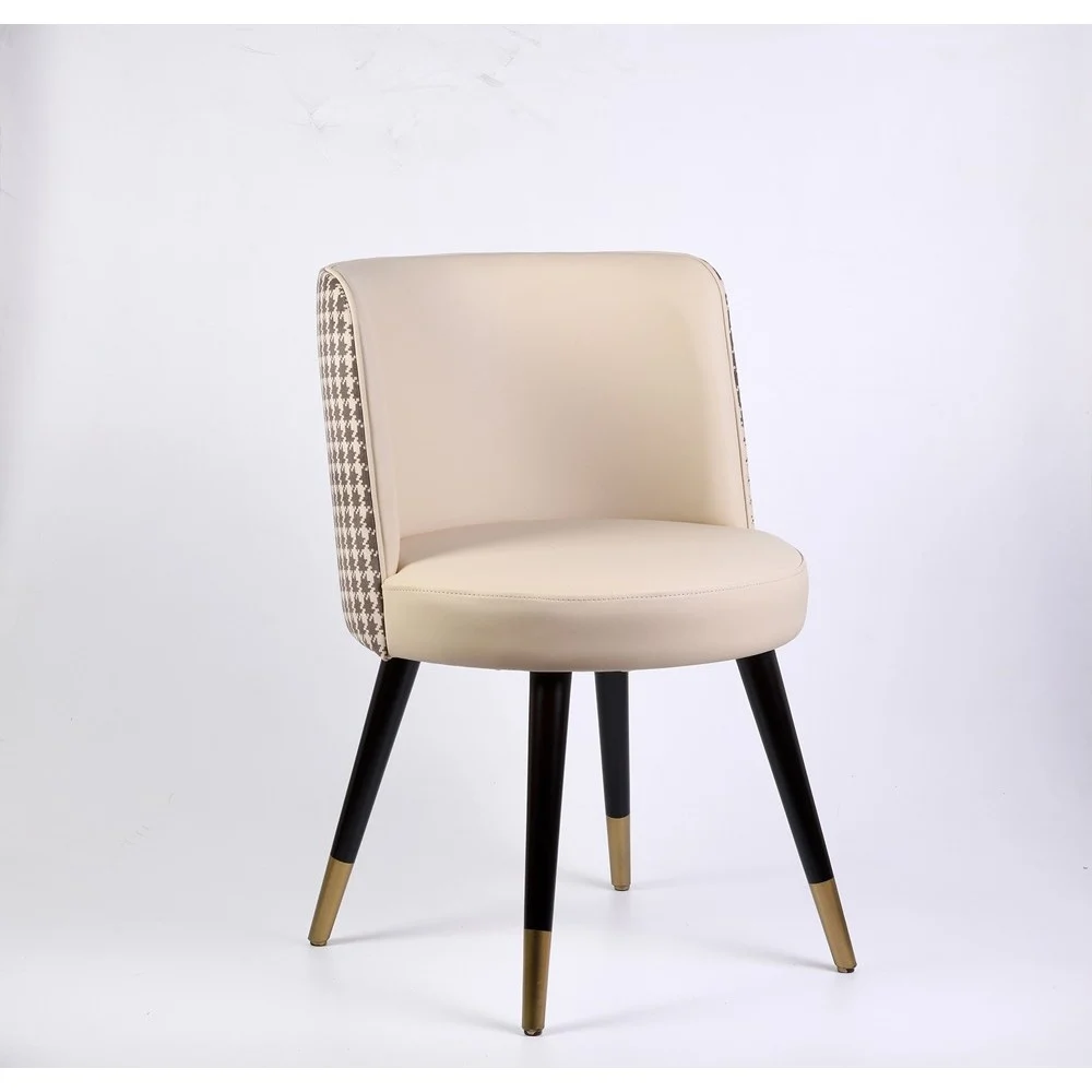 Poltrona Chic in legno massello con finitura avorio e rivestita in similpelle con finali gambe finitura ottone
