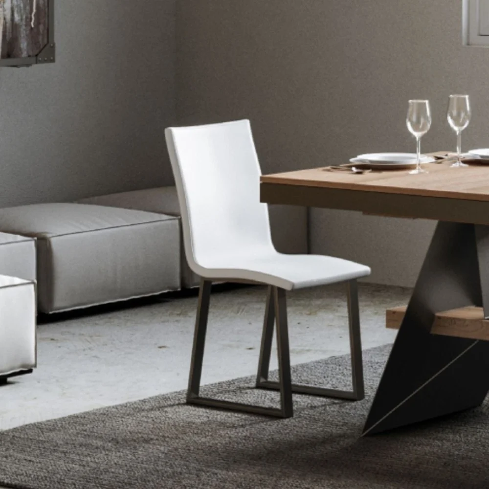 Itamoby Baffy sedia di design con struttura a slitta e scocca in legno